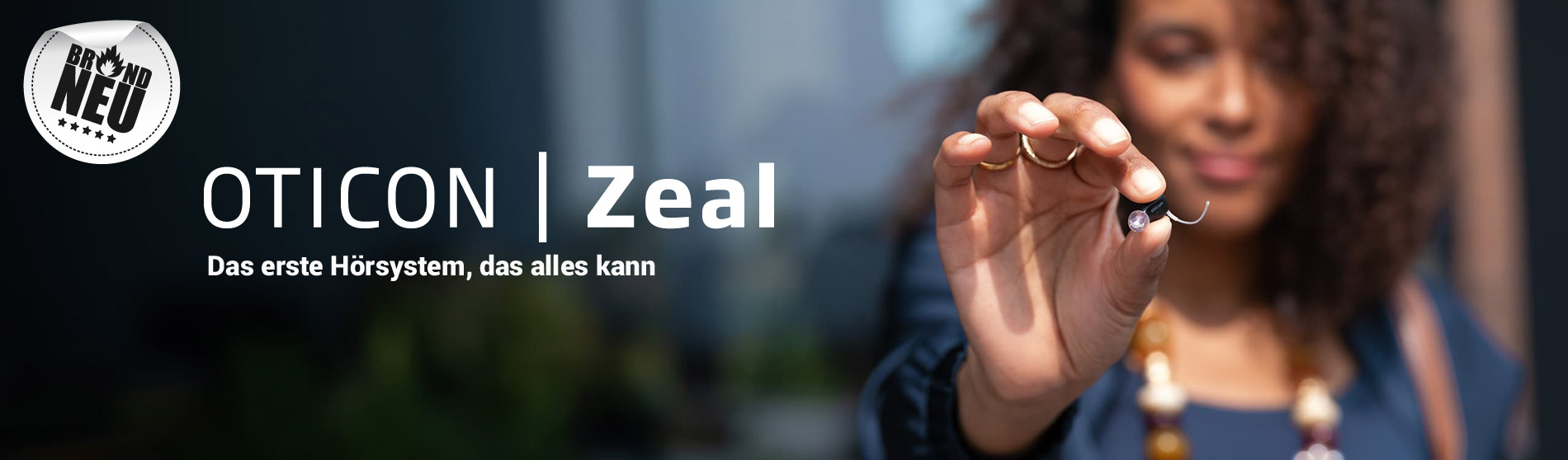 Oticon Zeal Hörgerät Frau zeigt Hörgerät